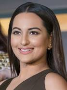 How tall is Sonakshi Sinha?